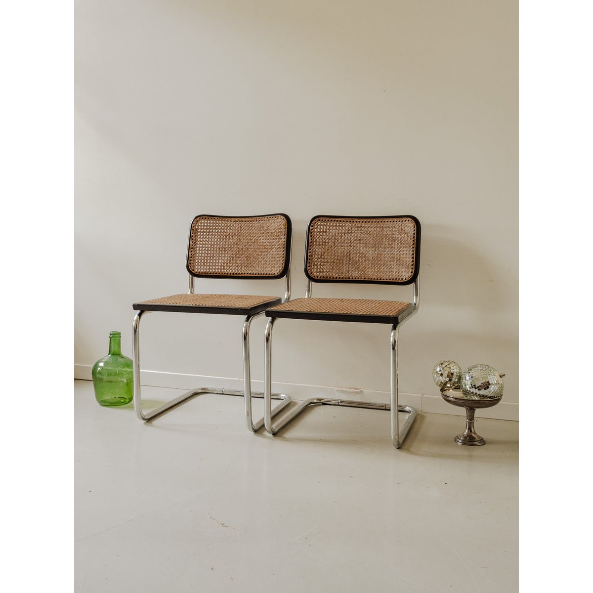 Paire de chaises en métal et cannage Alma N°1668 - Bon état argenté, DEBONGOUT