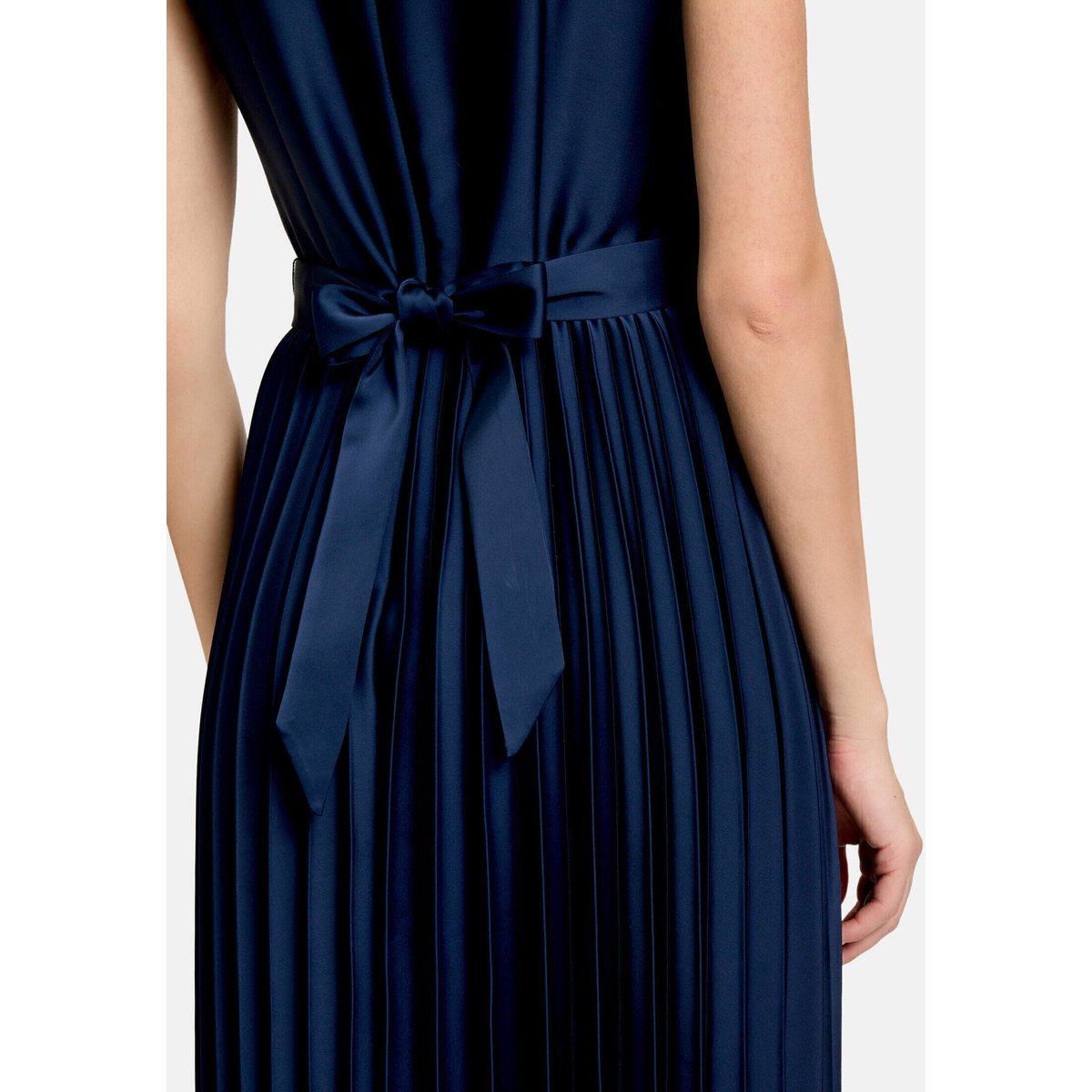 Robe en chiffon à plis navy blue, BETTY & CO