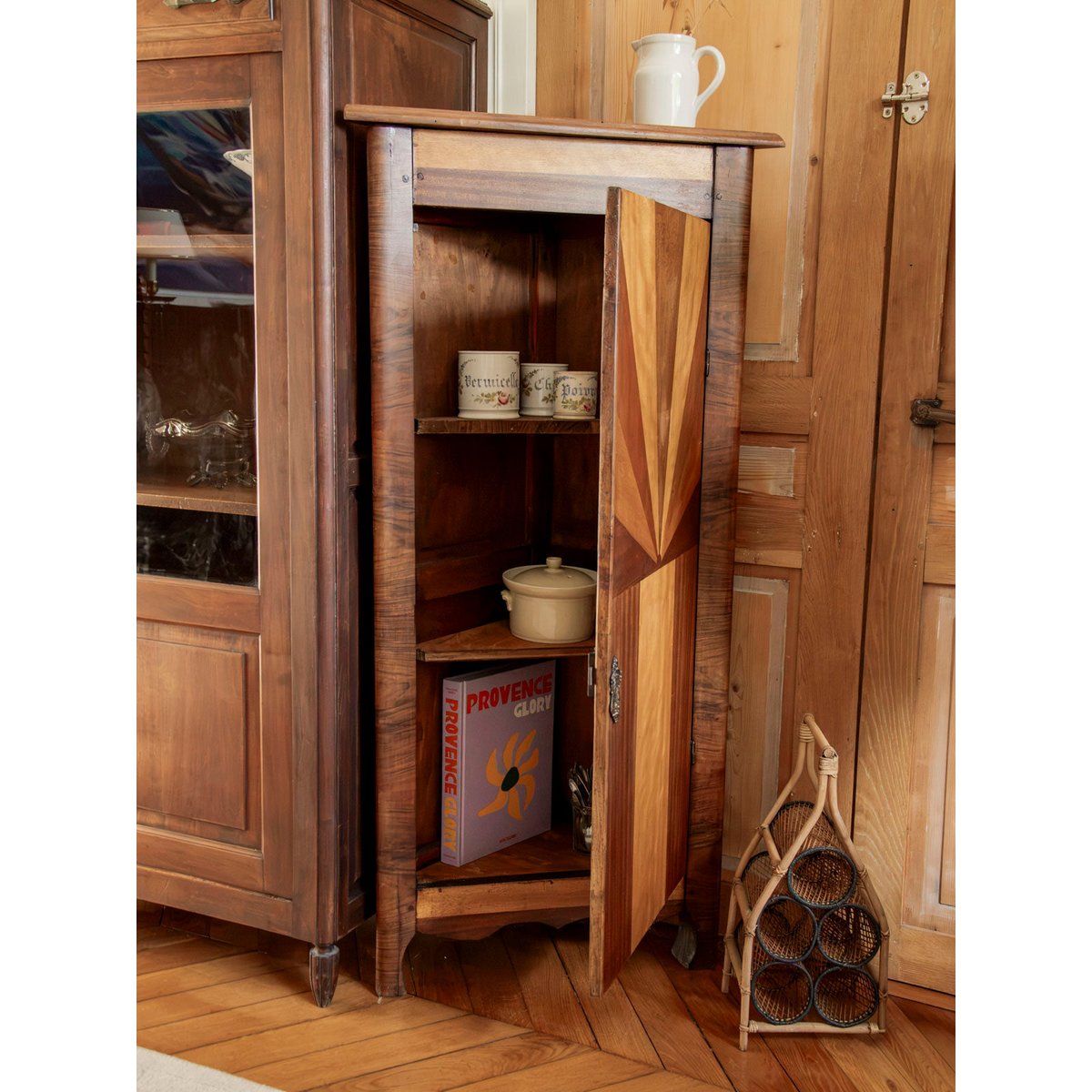 Armoire encoignure en bois marqueté Magda N°732 - Bon état bois clair, DEBONGOUT