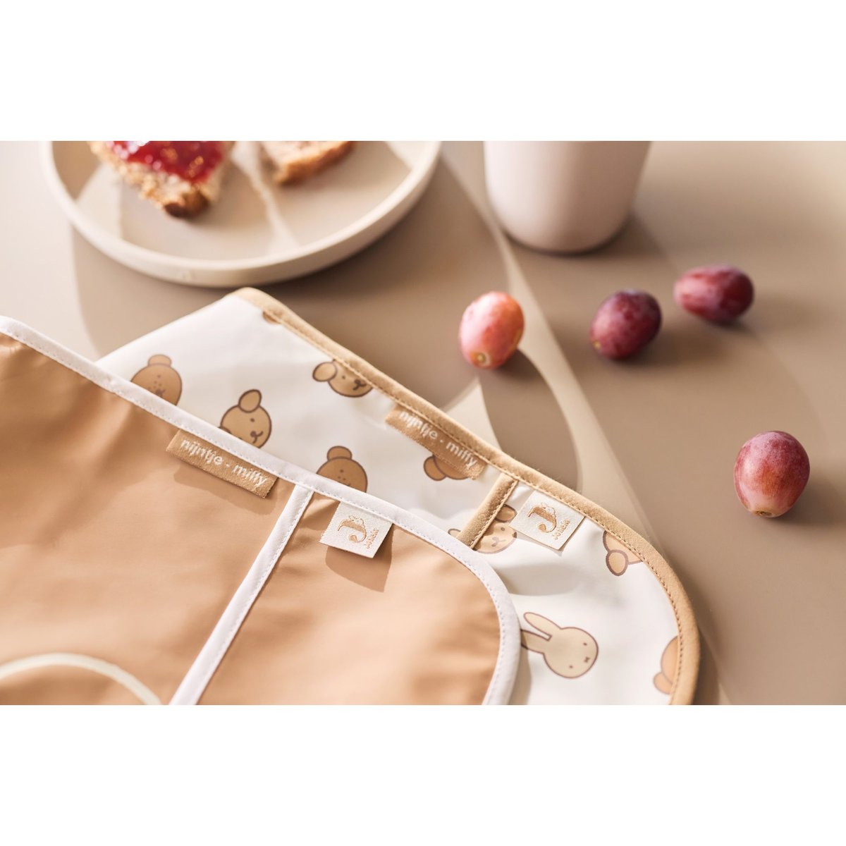 Lot de 2 bavoirs imperméables Miffy blanc, marron, JOLLEIN