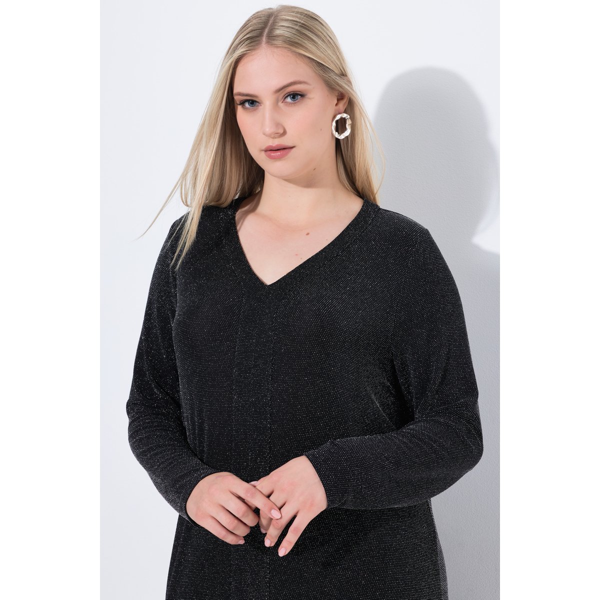 Robe midi scintillante. Décolleté en V noir, ULLA POPKEN