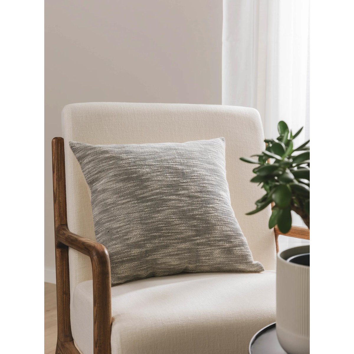 Housse de coussin tissé main NADIA gris, BENUTA