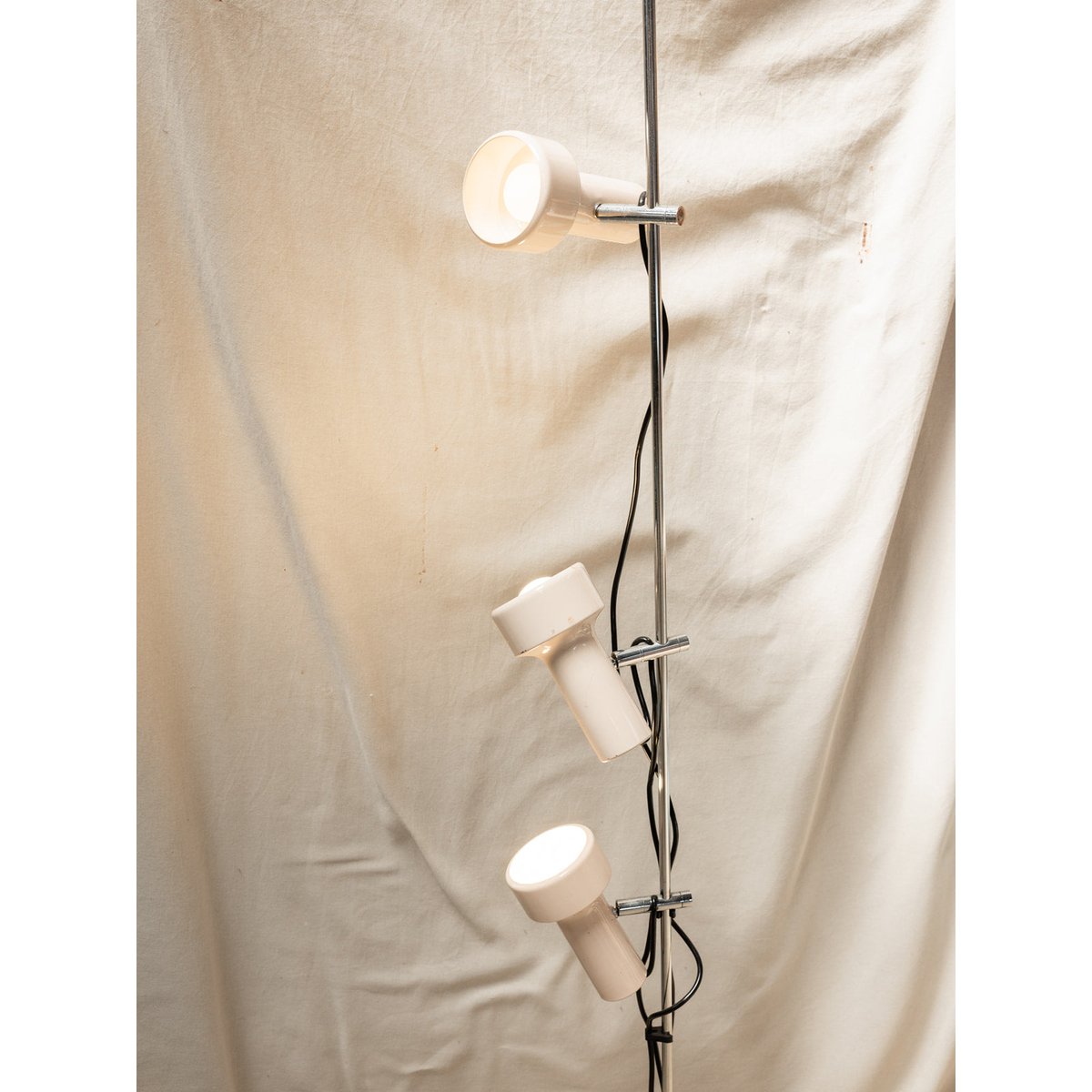 Lampadaire en plastique Julien N°133 - Bon état argenté, DEBONGOUT