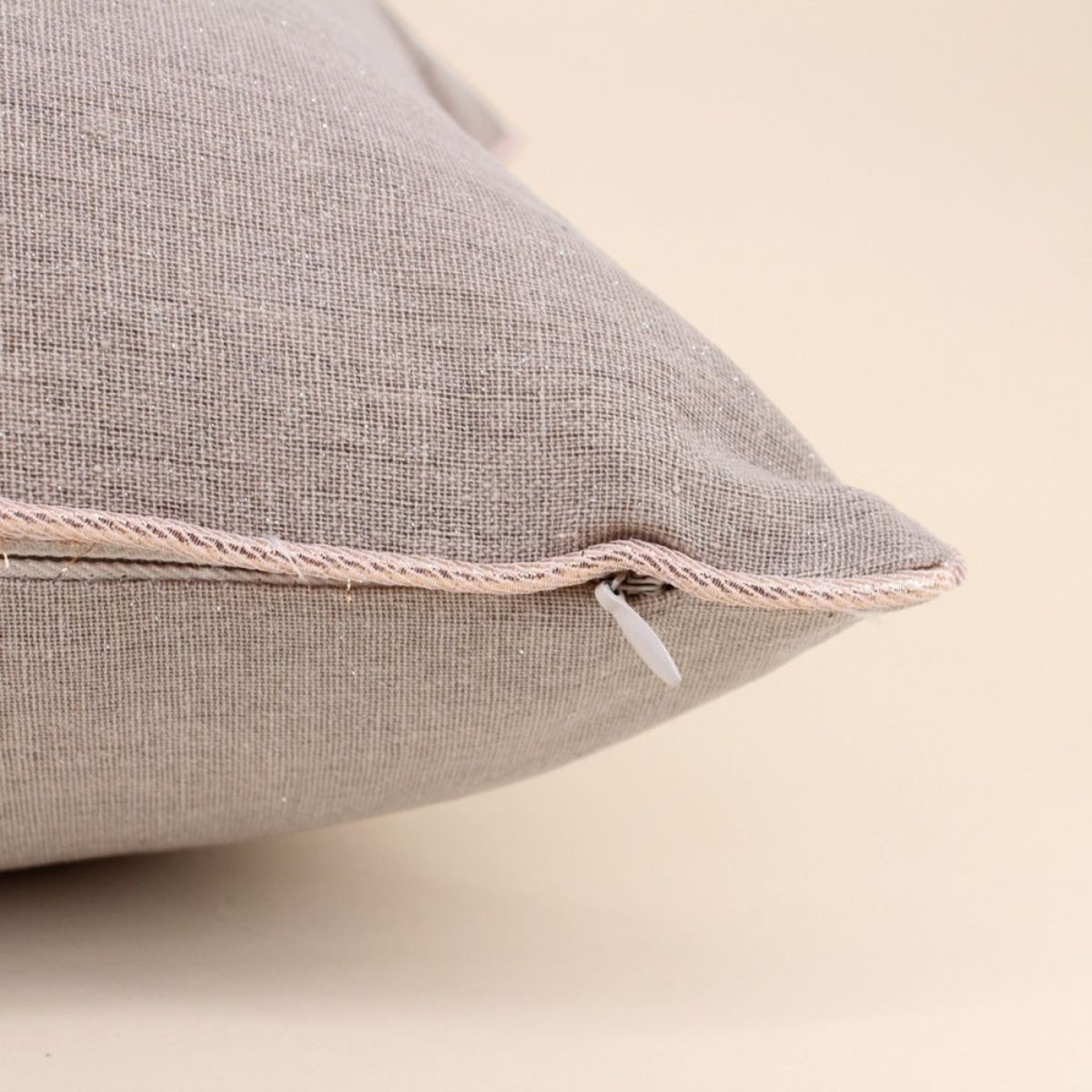 Coussin rectangulaire en tissu 30x50cm taupe, ORNAMI