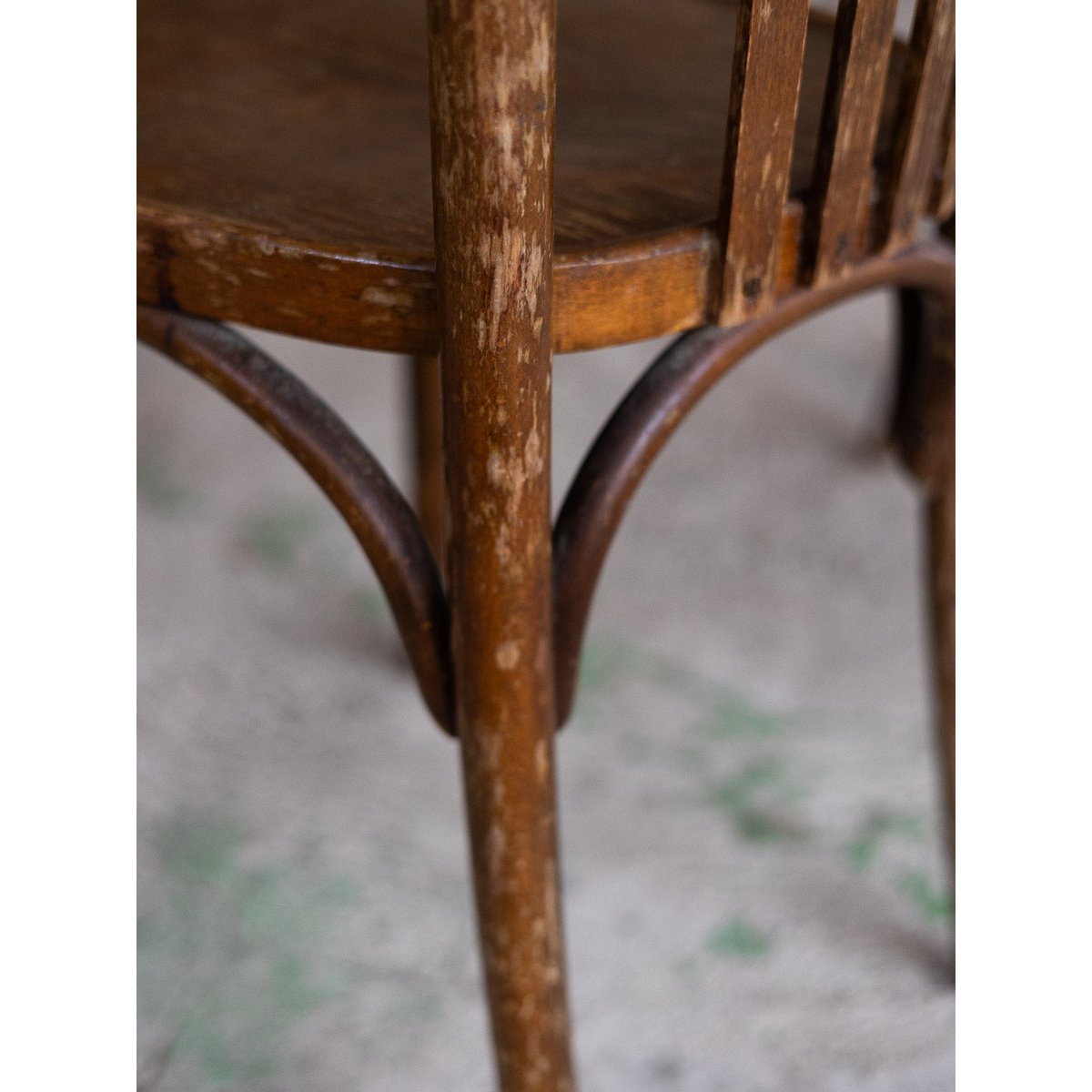 Paire de chaises bistrot Alma N°2043 - Bon état bois foncé, DEBONGOUT