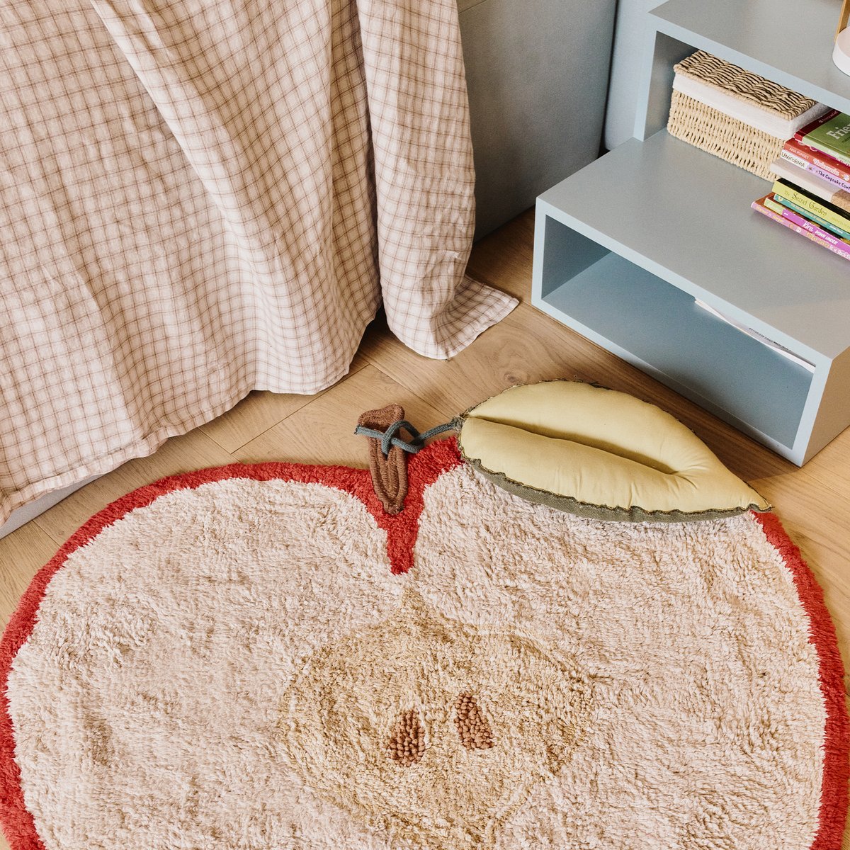 Tapis lavable en coton Pomme PETALS & PALS rouge, naturel, miel clair, vert canard, matcha, châtaigne, LORENA CANALS