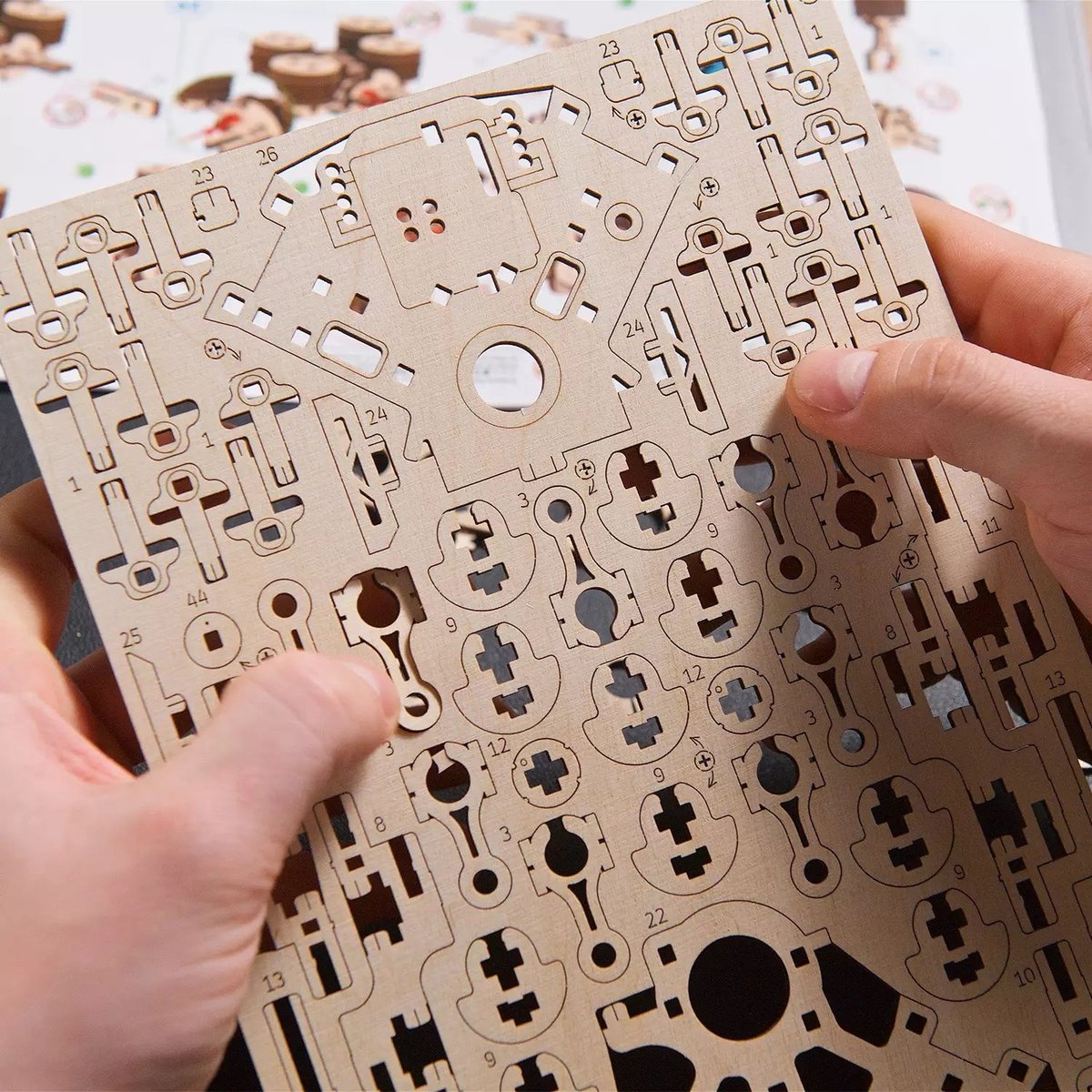 Puzzle 3D Moteur V8 beige, UGEARS