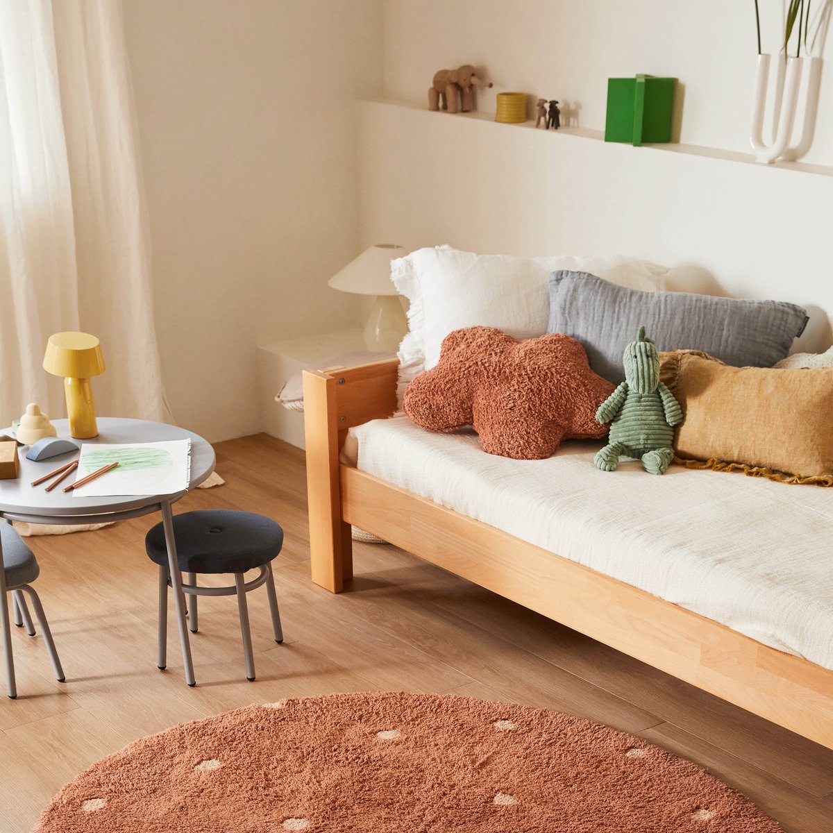 Coussin de sol en coton nuages CHASSE AUX CHAMPIGNONS marron, LORENA CANALS