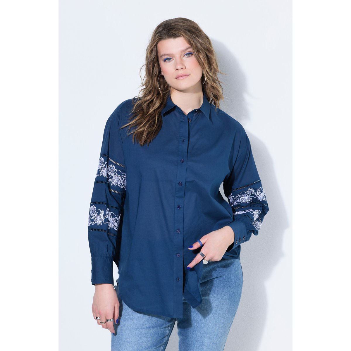 Chemisier rayé oversize, dentelle aux manches bleu foncé, STUDIO UNTOLD