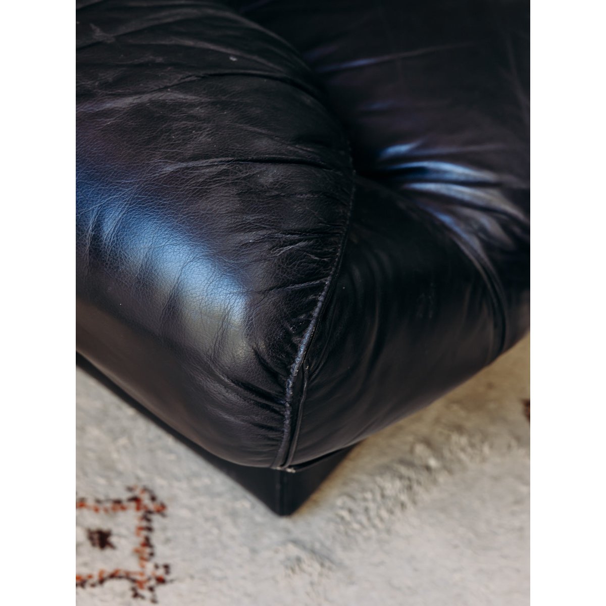 Fauteuil élégant en cuir noir Jakob N°1374 - Bon état noir, DEBONGOUT