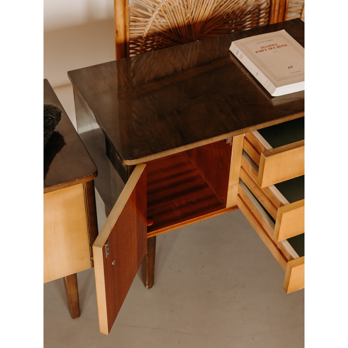 Paire de tables de chevet au placage en bois Maïa N°1593 - Bon état bois foncé, DEBONGOUT