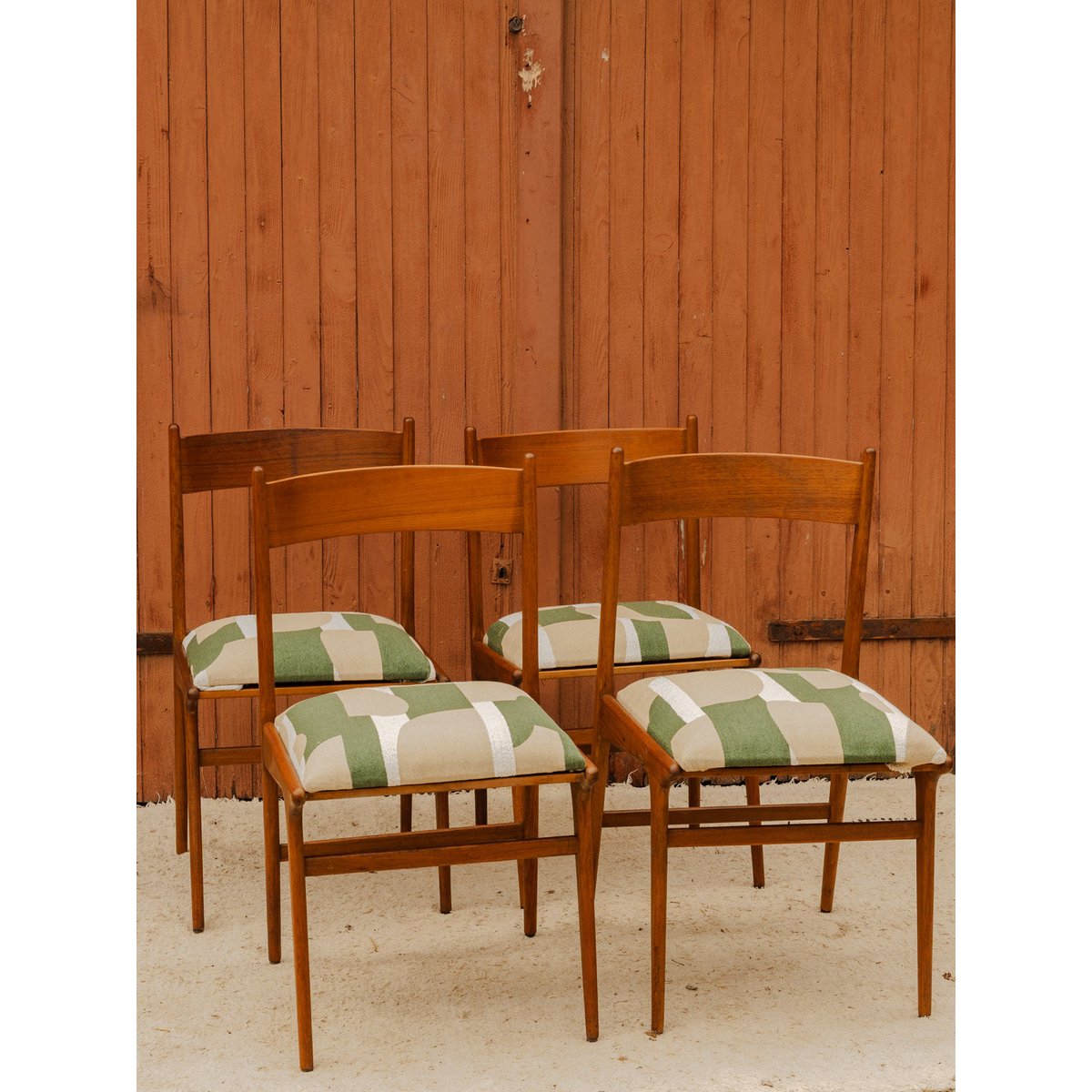 Lot de 4 chaises en bois et tissu Alma N°2077 - Bon état bois foncé, DEBONGOUT