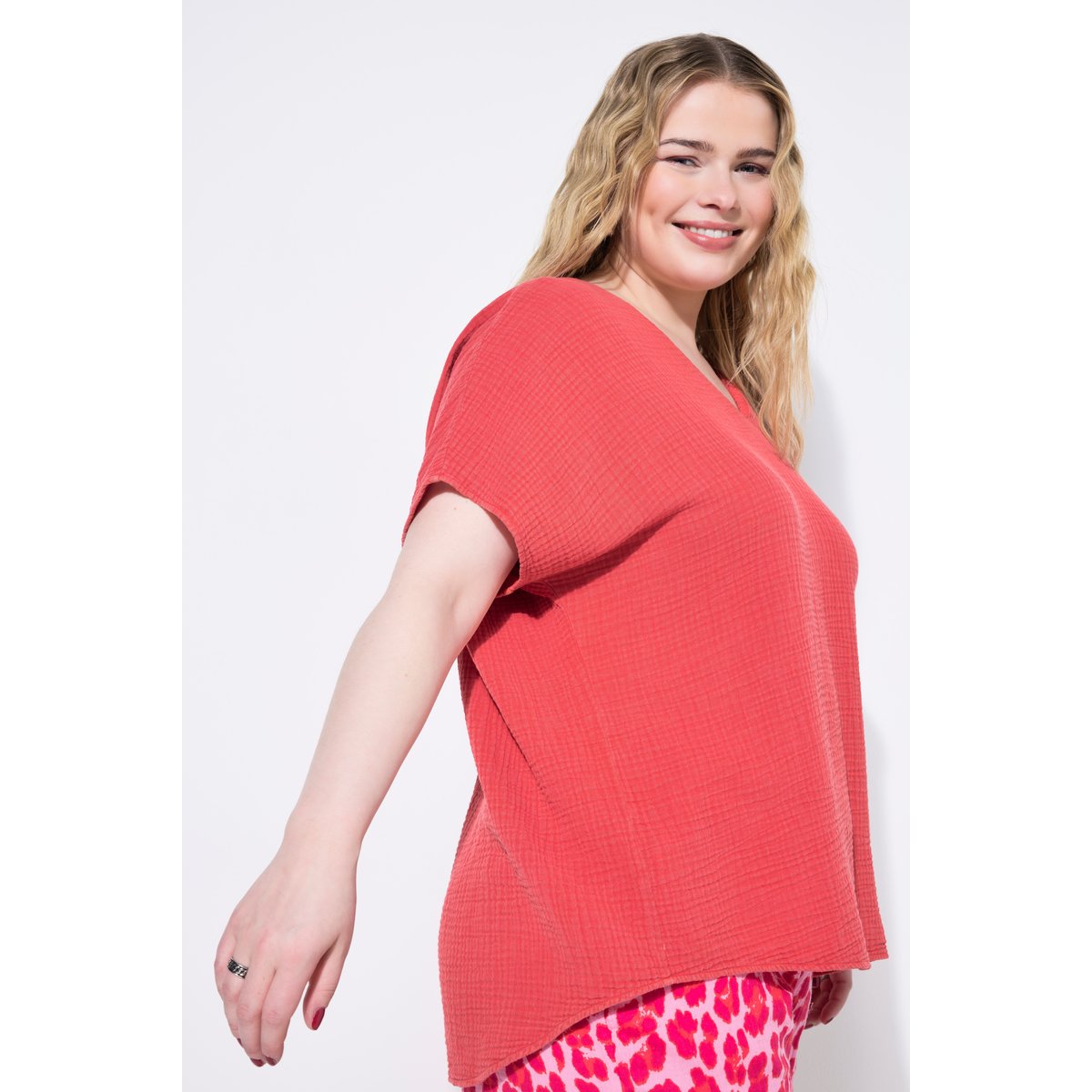 Blouse oversize, mousseline, décolleté en V rouge hibiscus, STUDIO UNTOLD