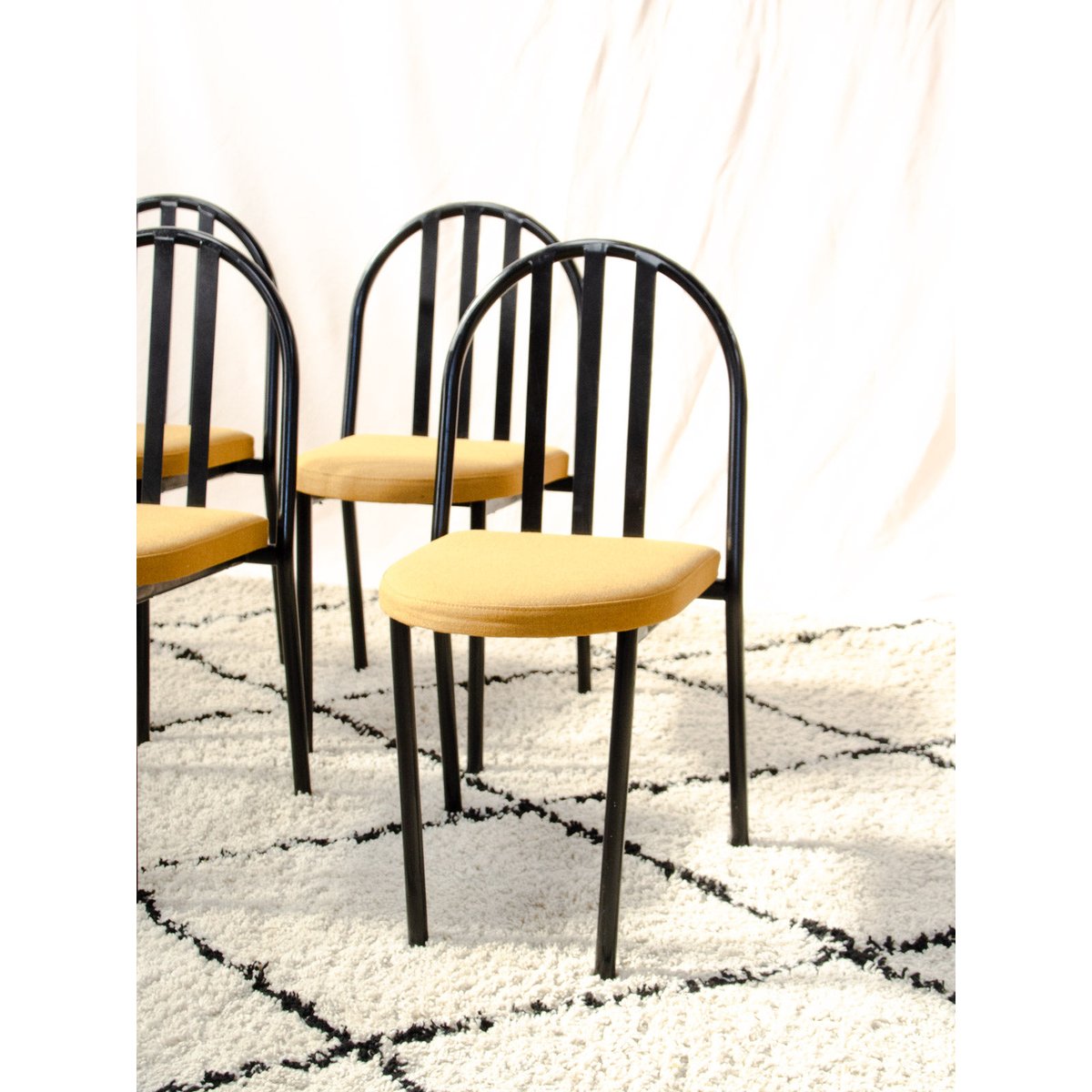 Lot de 4 chaises en métal noir et tissu Alma N°2137 - Bon état noir, DEBONGOUT