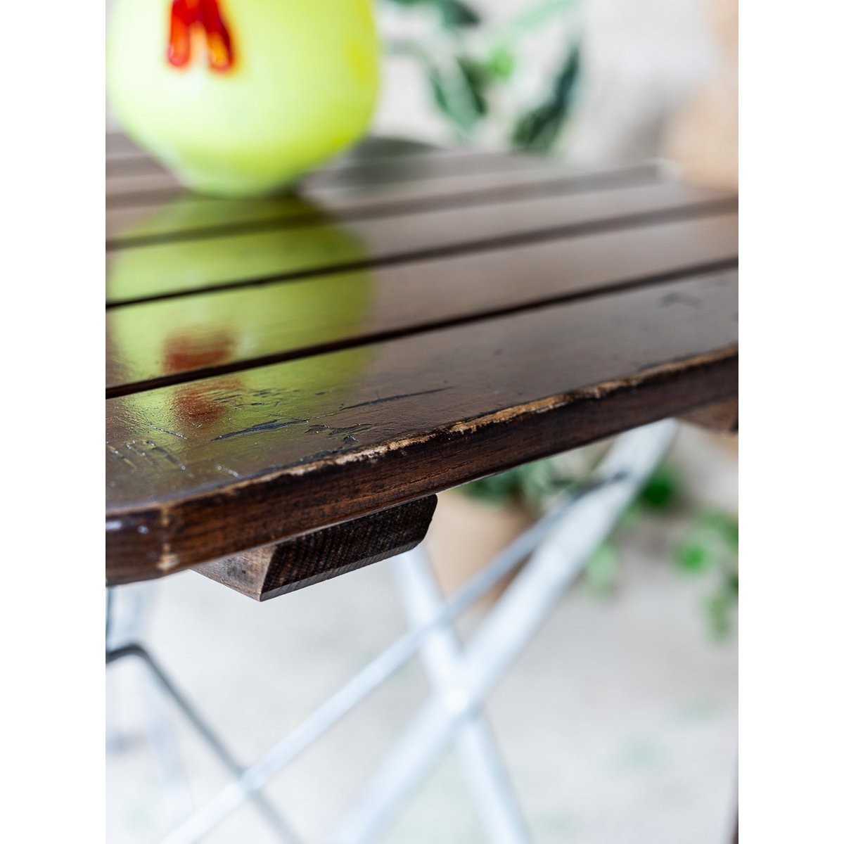 Ensemble de table et chaises pliantes d'extérieur Auguste N°21 - Bon état bois foncé, DEBONGOUT