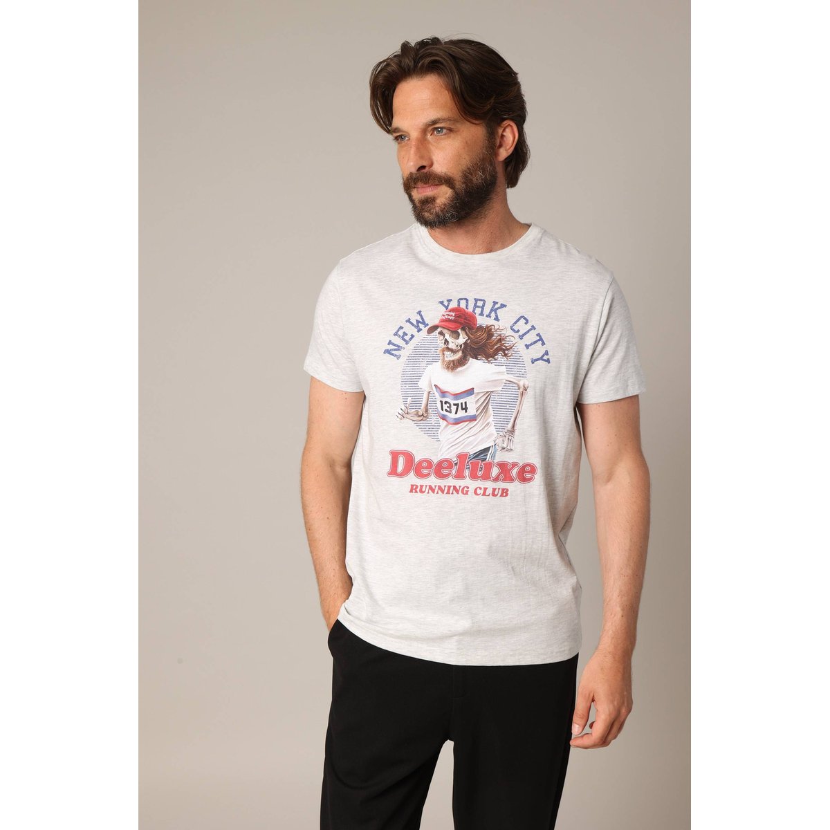 T-shirt 100% coton avec imprimé squelette coureur, col rond et coupe droite. RUNNING light grey mel, DEELUXE