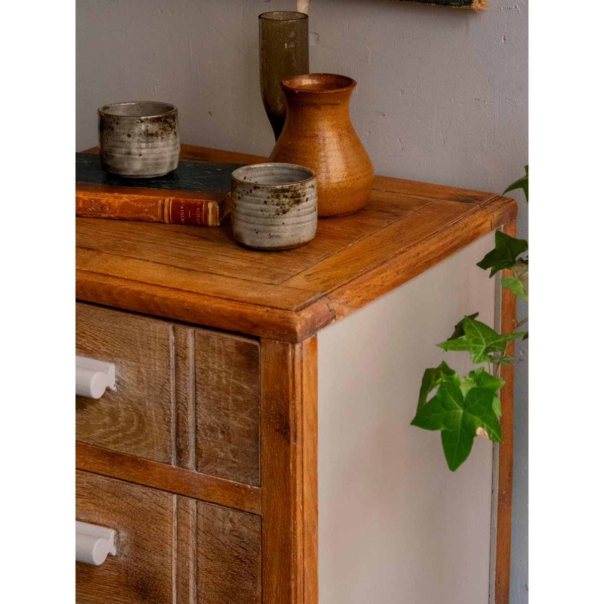 Commode au bois sculpté Garance N°741 - Bon état bois clair, DEBONGOUT