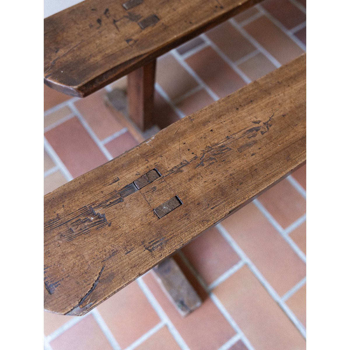 Paire de bancs brutalistes Antoine N°480 - Bon état bois foncé, DEBONGOUT