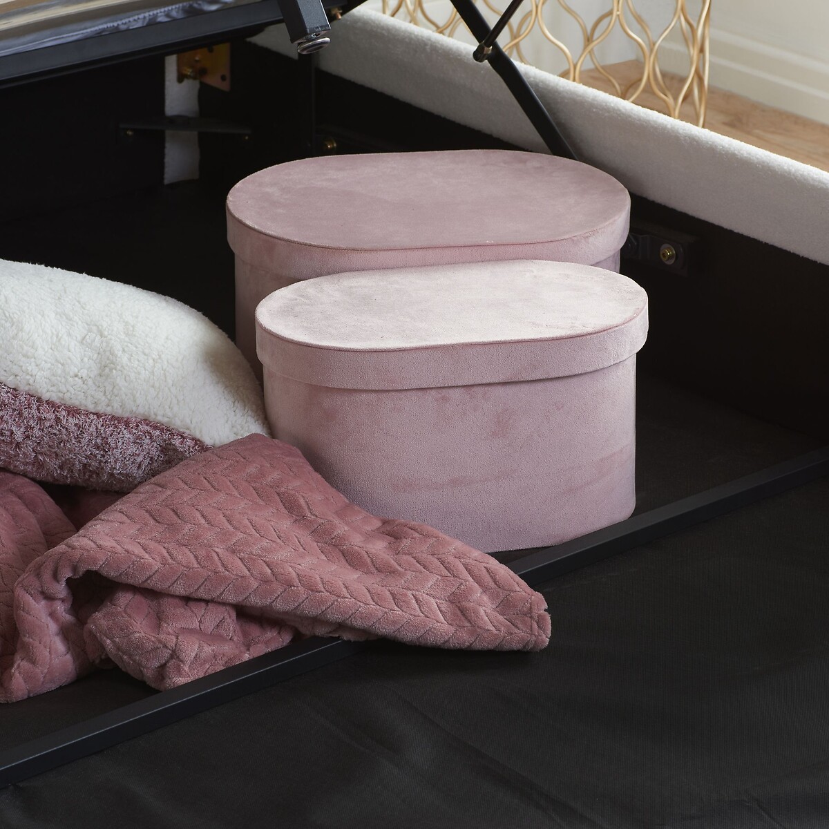 Marcelline Teddy Boucle Ottoman Bed with Scalloped Headboard ecru , SO'HOME