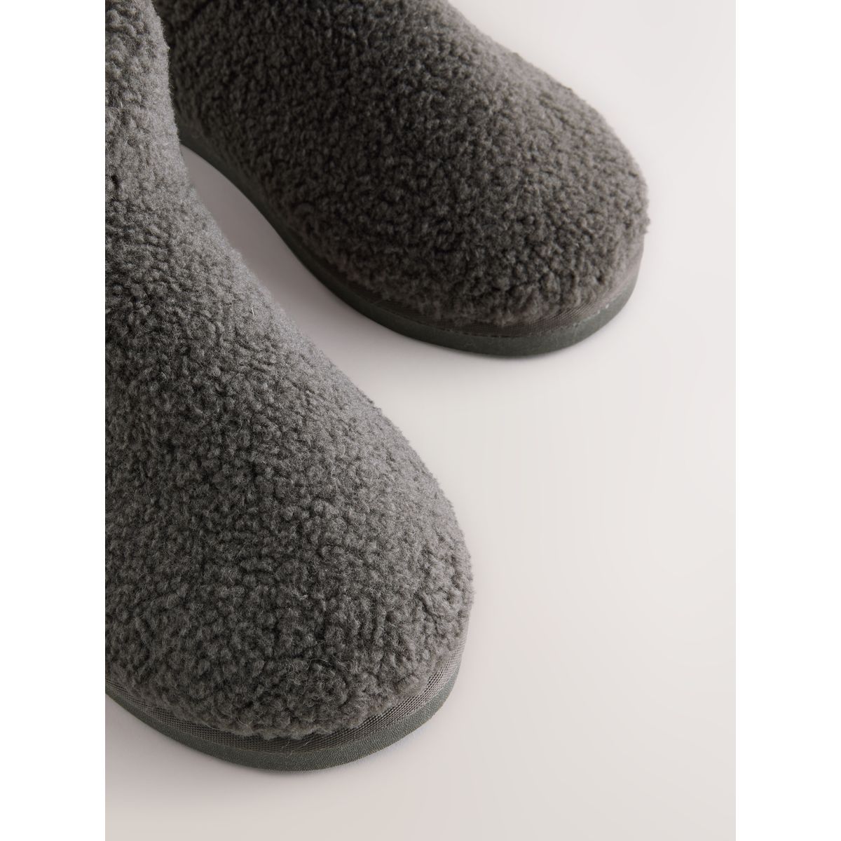 Chaussons bottines en peau lainée gris, NEXT
