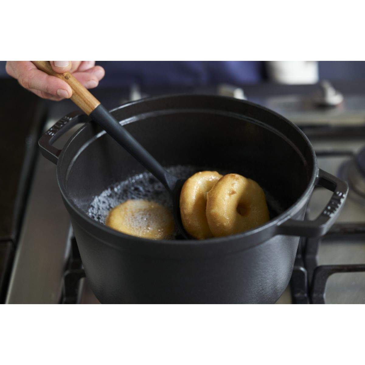 Cocotte 24 cm haute noir mat couleur unique, STAUB