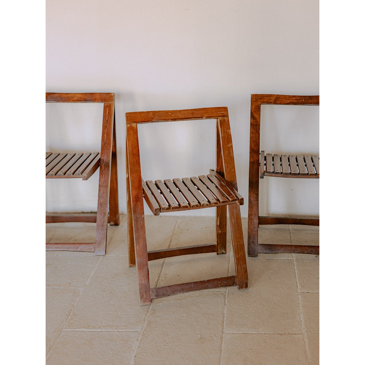 Lot de 4 chaises en bois au design géométrique moderne Claude N°1431 - Bon état bois foncé, DEBONGOUT