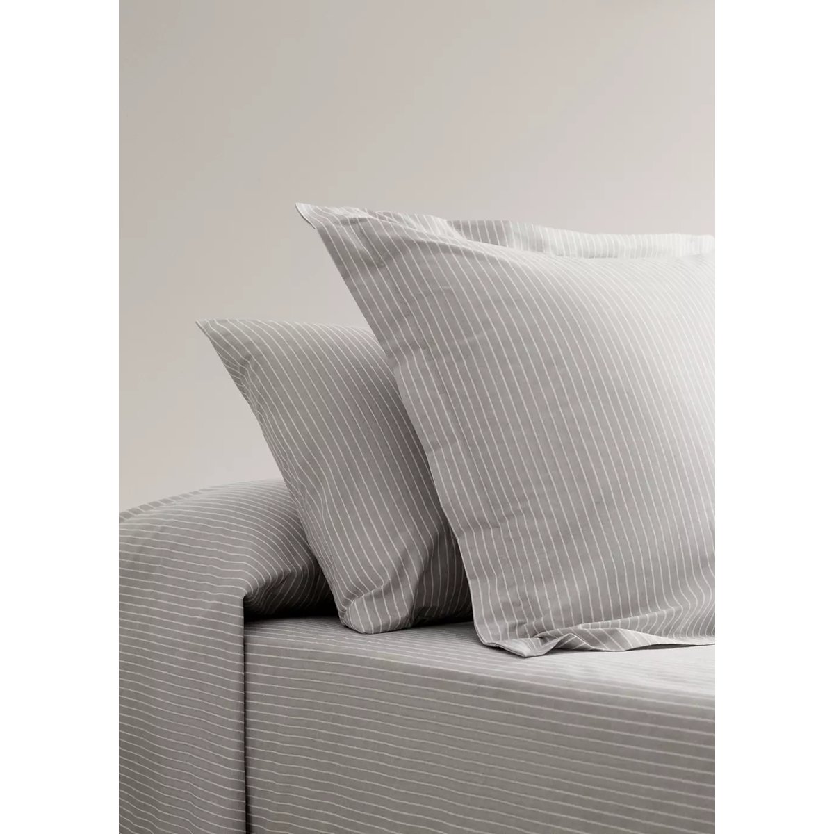 Deux taies d’oreiller en percale de coton à rayures 50x75 cm gris clair/pastel, MANGO HOME