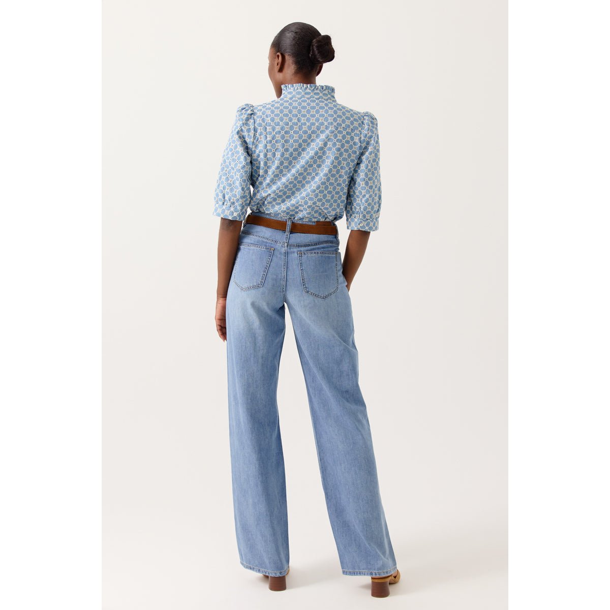 Chemise Kathleen à manches trois-quarts, broderie ajourée et col montant froncé denim-blue, ARTLOVE