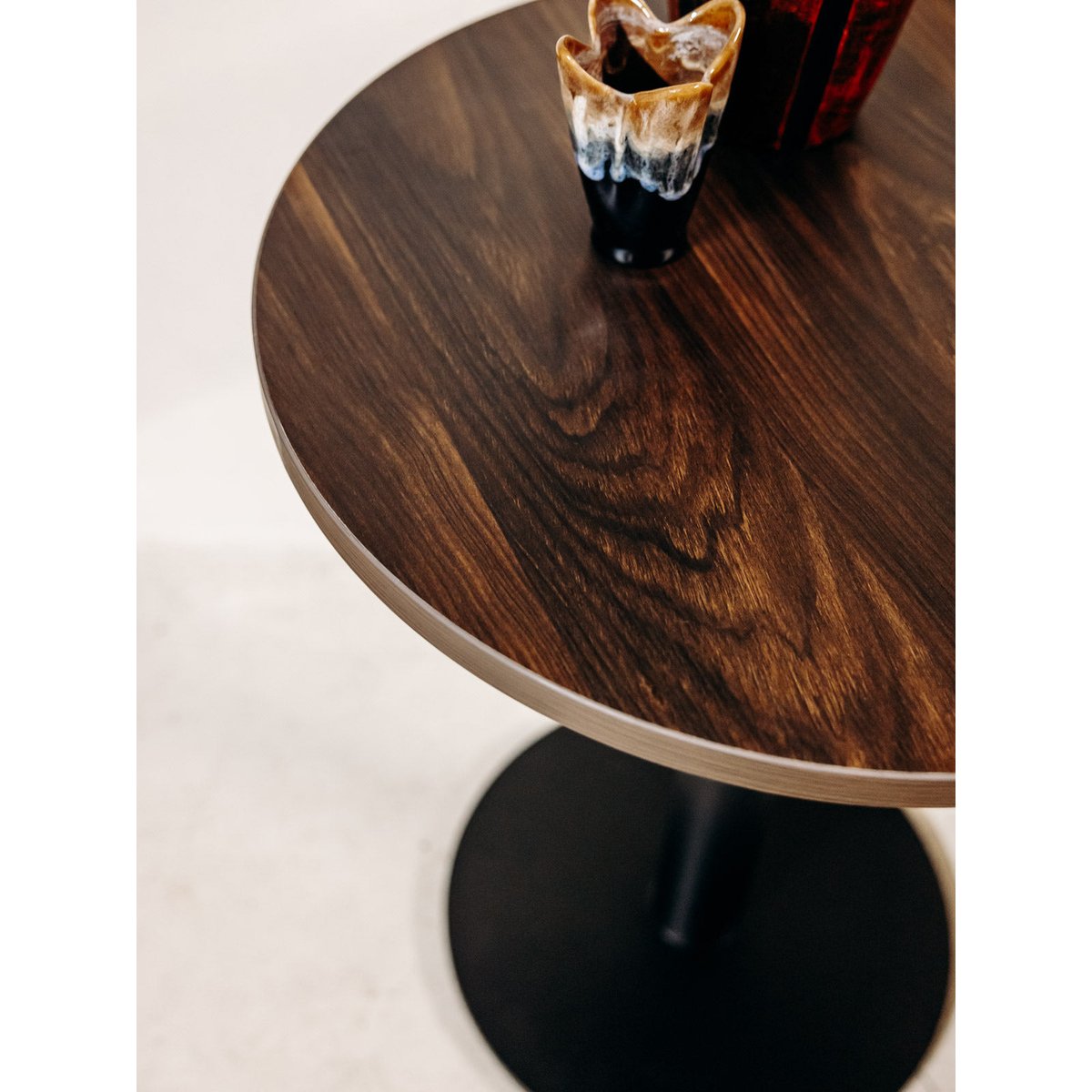 Table à manger mélaminée en bois foncé Karla N°1276 - Bon état bois foncé, DEBONGOUT