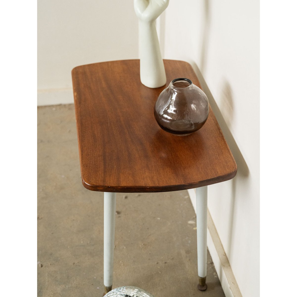 Petite table d'appoint années 60 Hanna N°1577 - Bon état bois foncé, DEBONGOUT
