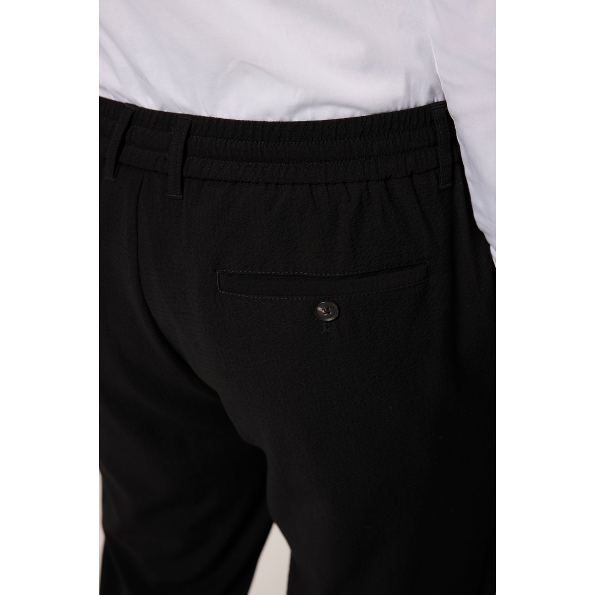 Pantalon FLEXNAMIC® en tissu seersucker noir, JP1880