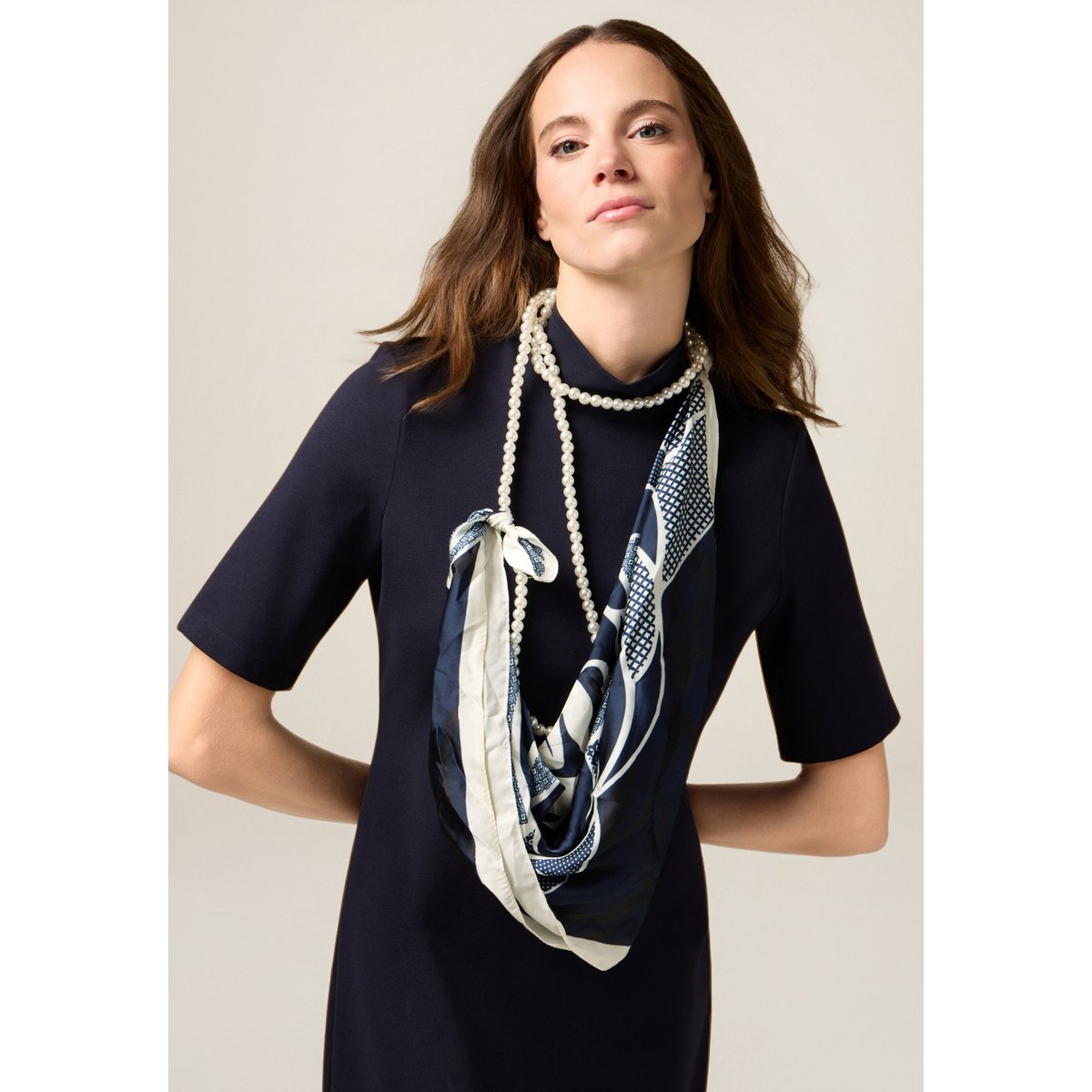 Robe fourreau avec détail foulard. bleu, OLTRE