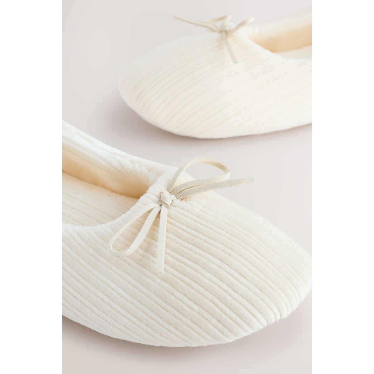 Chaussons ballerines en velours côtelé écru, NEXT