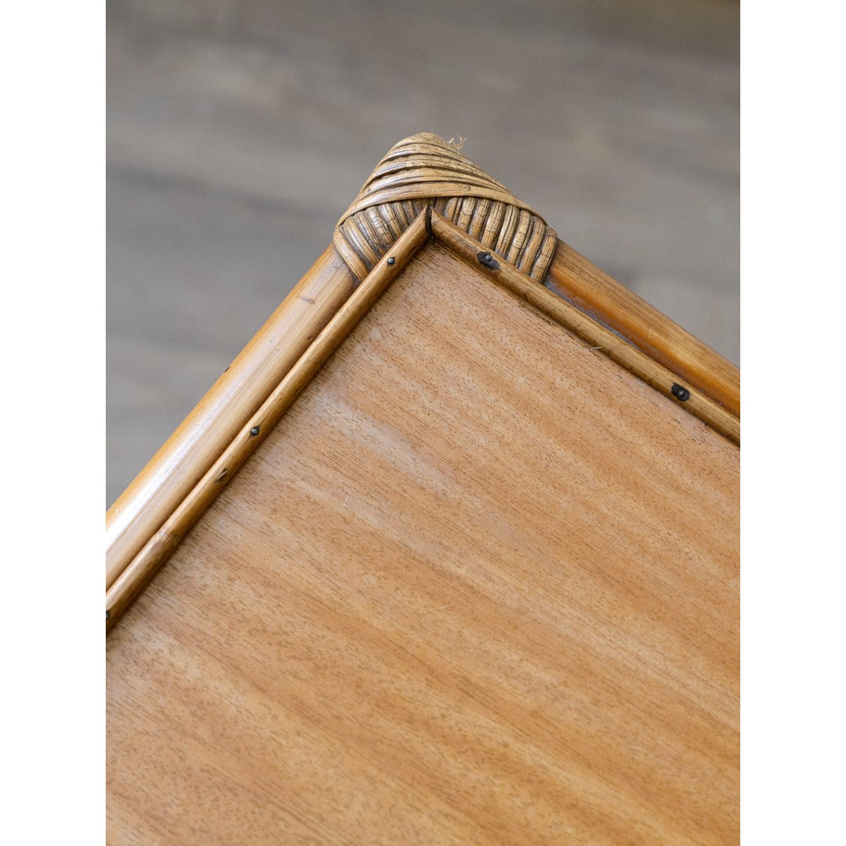 Table basse porte-revue Léonie N°984 - Bon état bois clair, DEBONGOUT