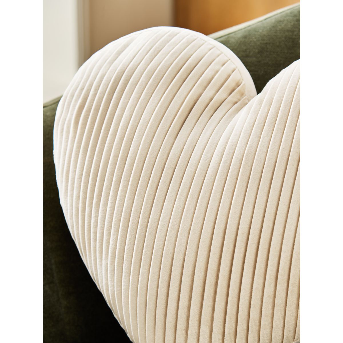 Coussin cœur 3d en velours plissé ivoire, NEXT