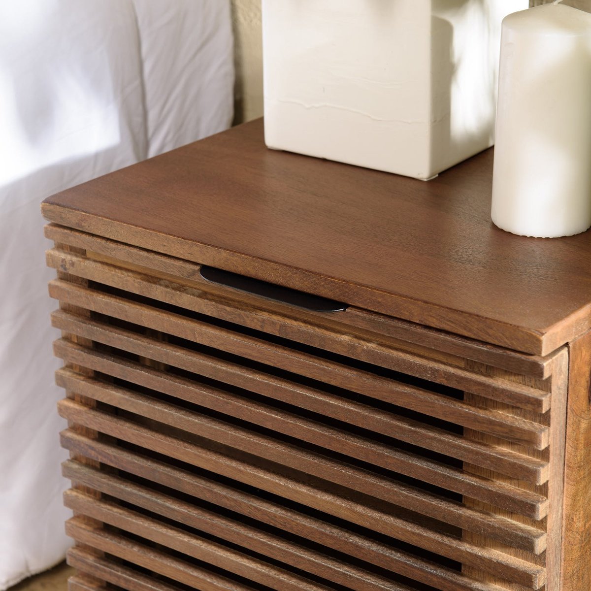Table de nuit bois de manguier 1 grande porte ajourée KANHA bois naturel, PIER IMPORT