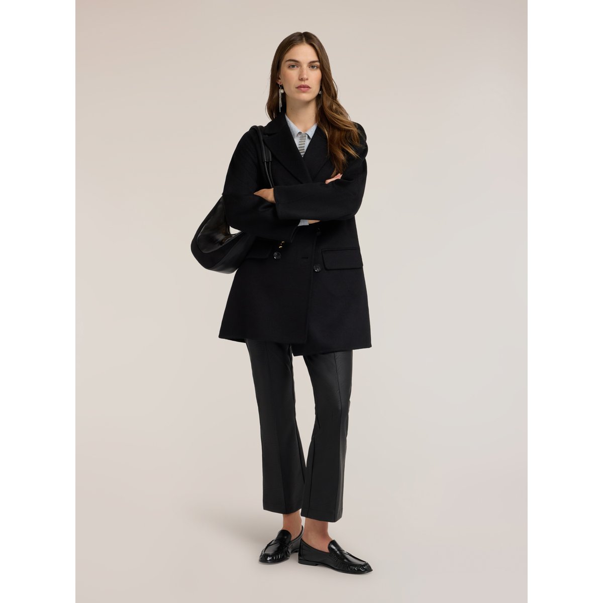 Manteau croisé noir, MOTIVI