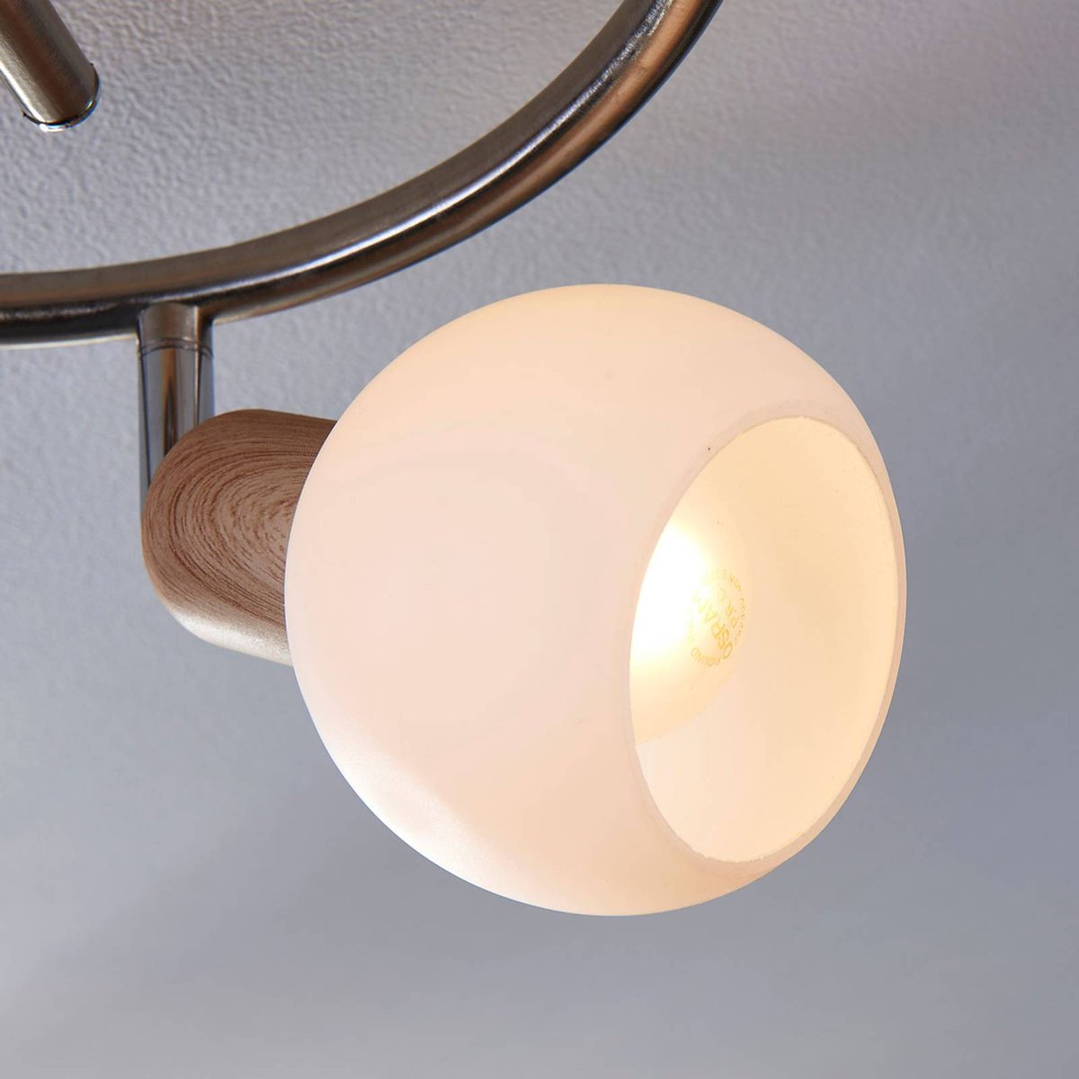 Spot en verre moderne, Svenka blanc albâtre, bois clair, nickel satiné, LINDBY