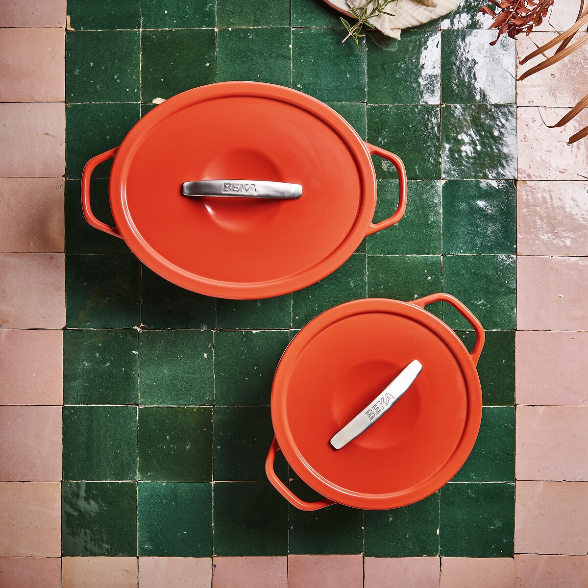 Round Feathered Casserole Dish red, BEKA