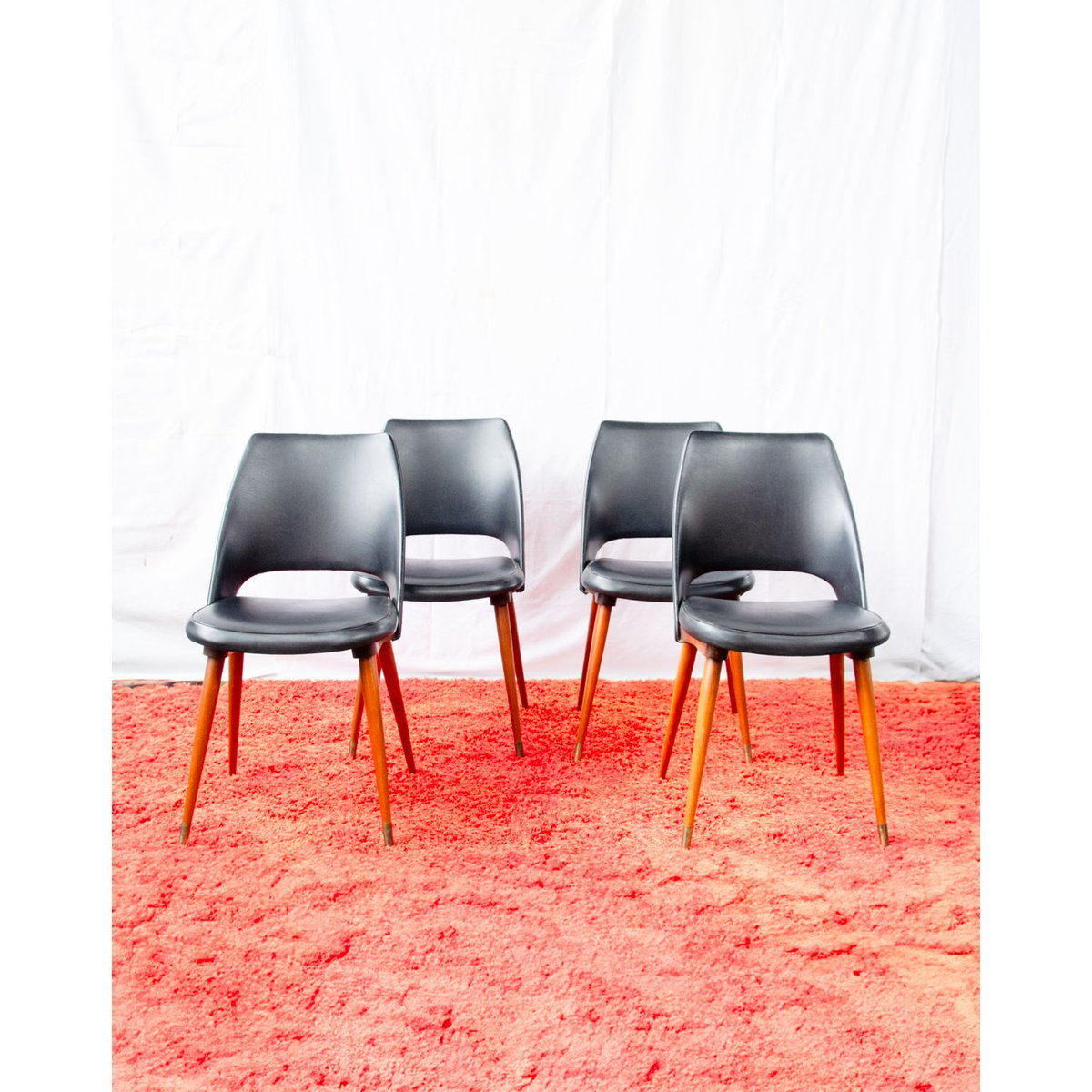 Lot de 4 chaises en hêtre et skaï Alma N°2120 - Bon état bois foncé, DEBONGOUT