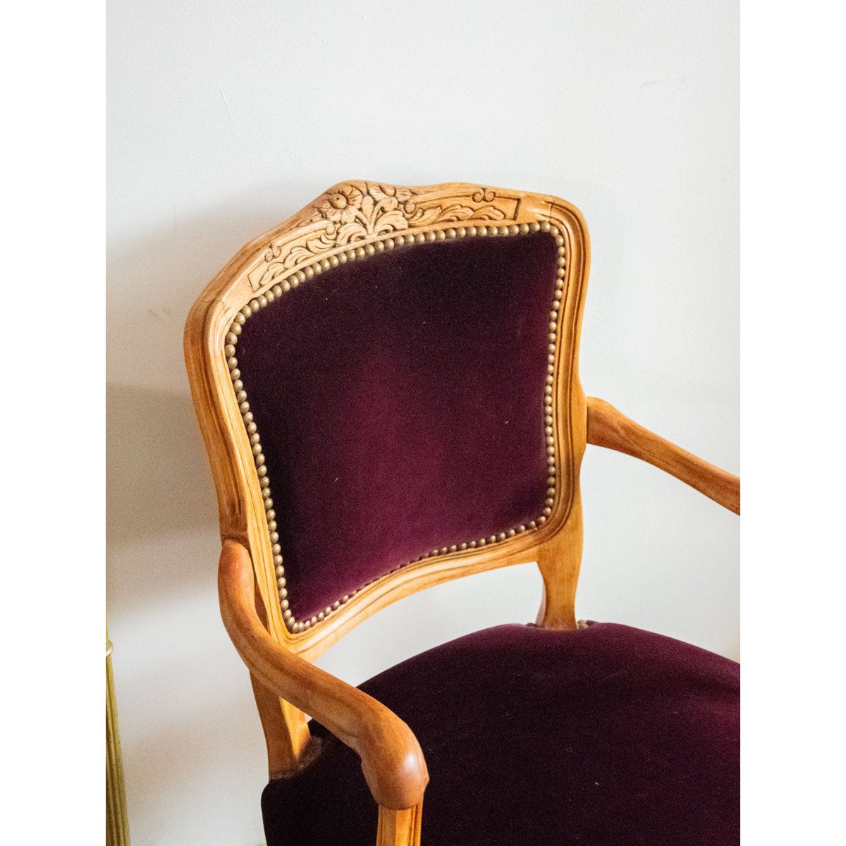 Fauteuil en velours violet Ernest N°689 - Bon état bois clair, DEBONGOUT