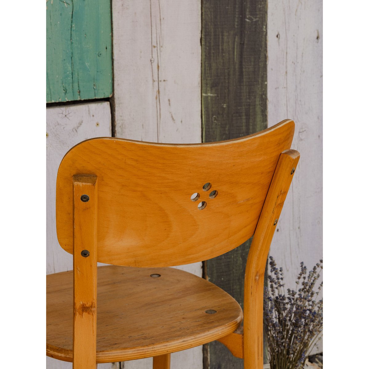 Paire de chaises en bois Claude N°1386 - Bon état bois clair, DEBONGOUT