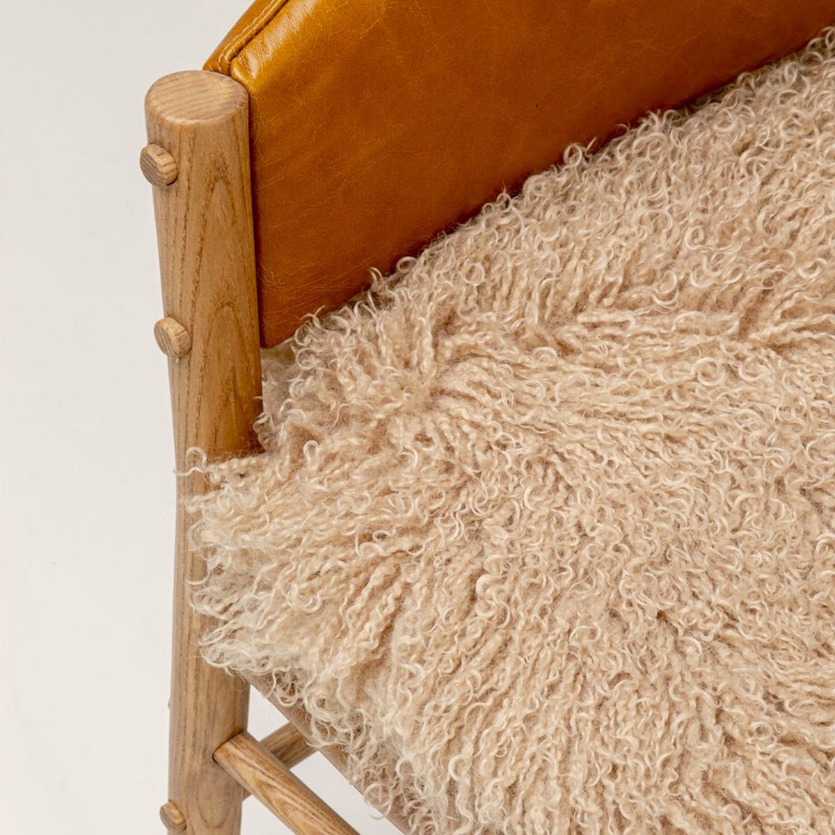 Chaise avec accoudoirs en cuir et hévéa, HALVA marron, KARE DESIGN
