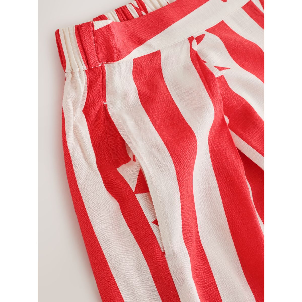 Pantalon large avec pli sur le devant imprimé soleil à rayures rouges et blanches, NEXT