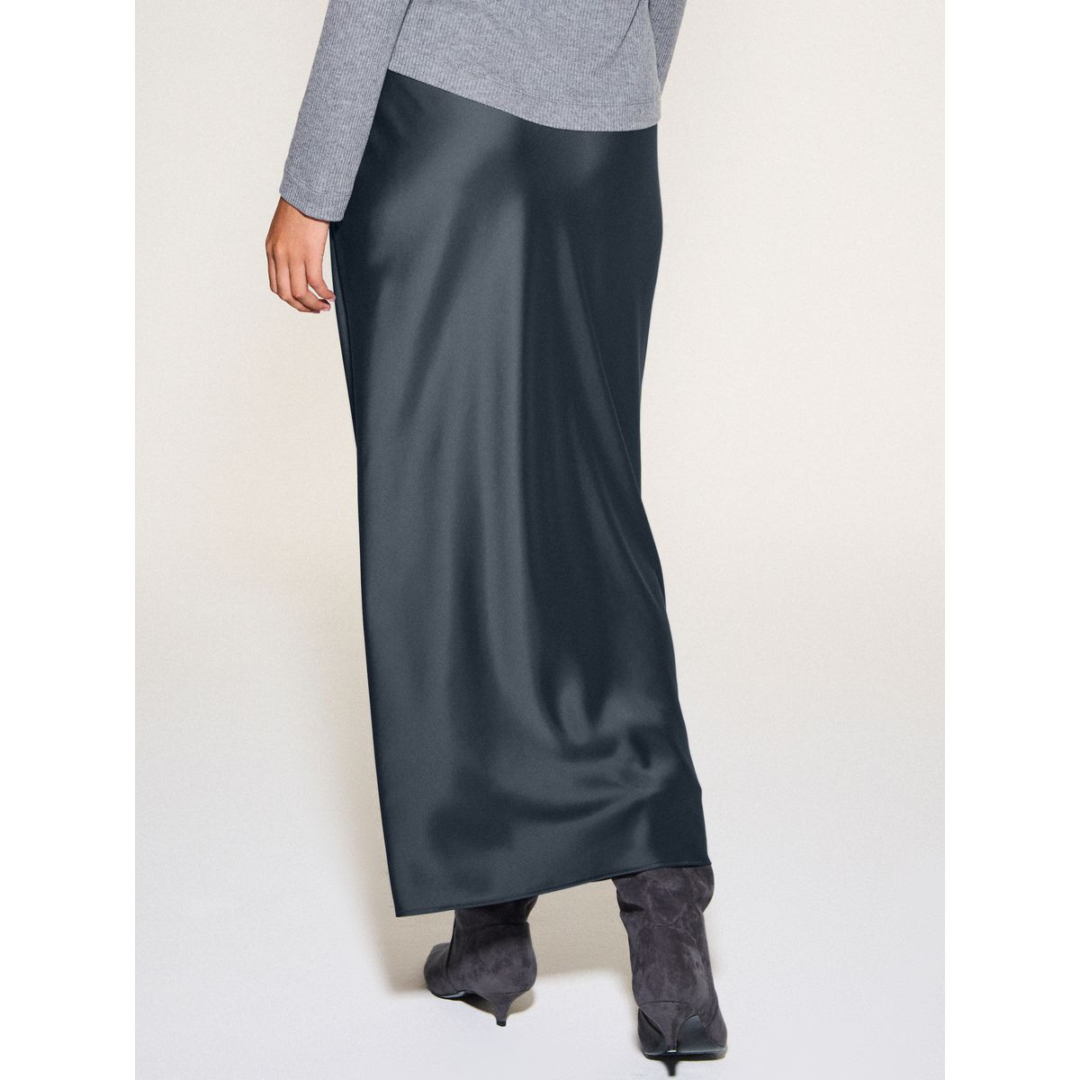 Jupe mi-longue en satin gris foncé, NEXT