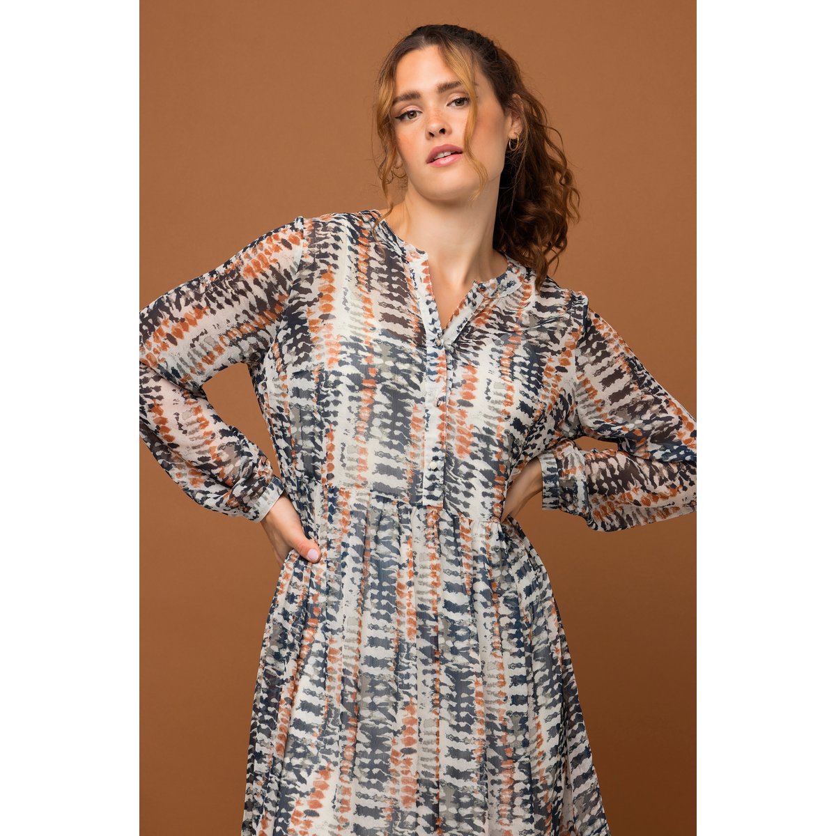 Robe maxi coupe trapèze à imprimé Batik bleu foncé, STUDIO UNTOLD