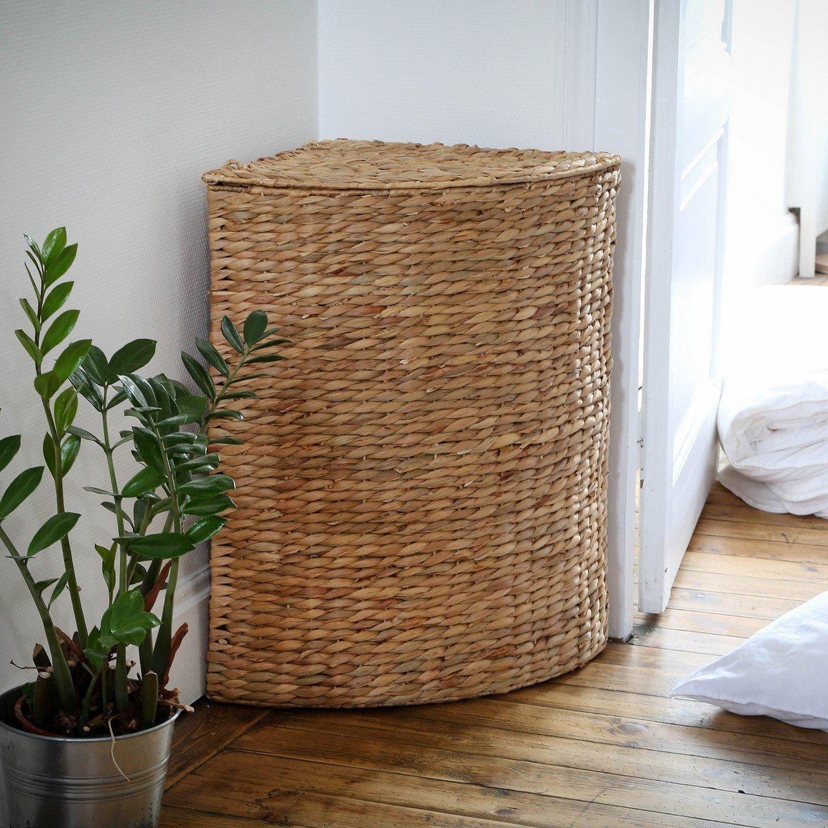 Panier à Linge d'Angle en Jacinthe d'Eau - H66 cm bois clair, CALICOSY