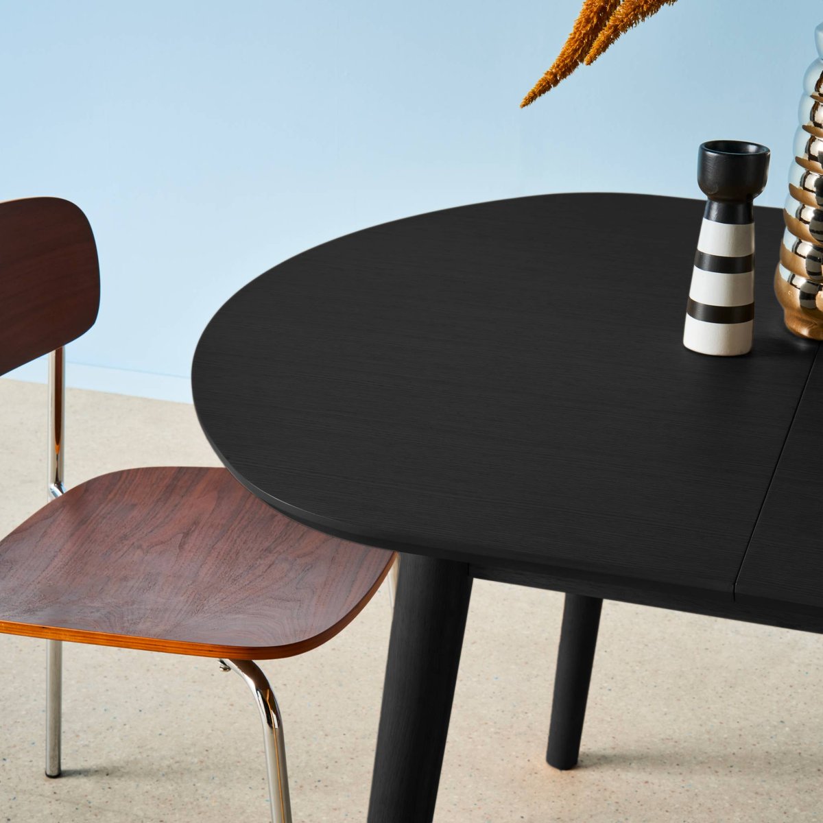Table à manger ovale extensible bois d'hévéa et placage chêne 4-6 places LISA noir, SWEEEK