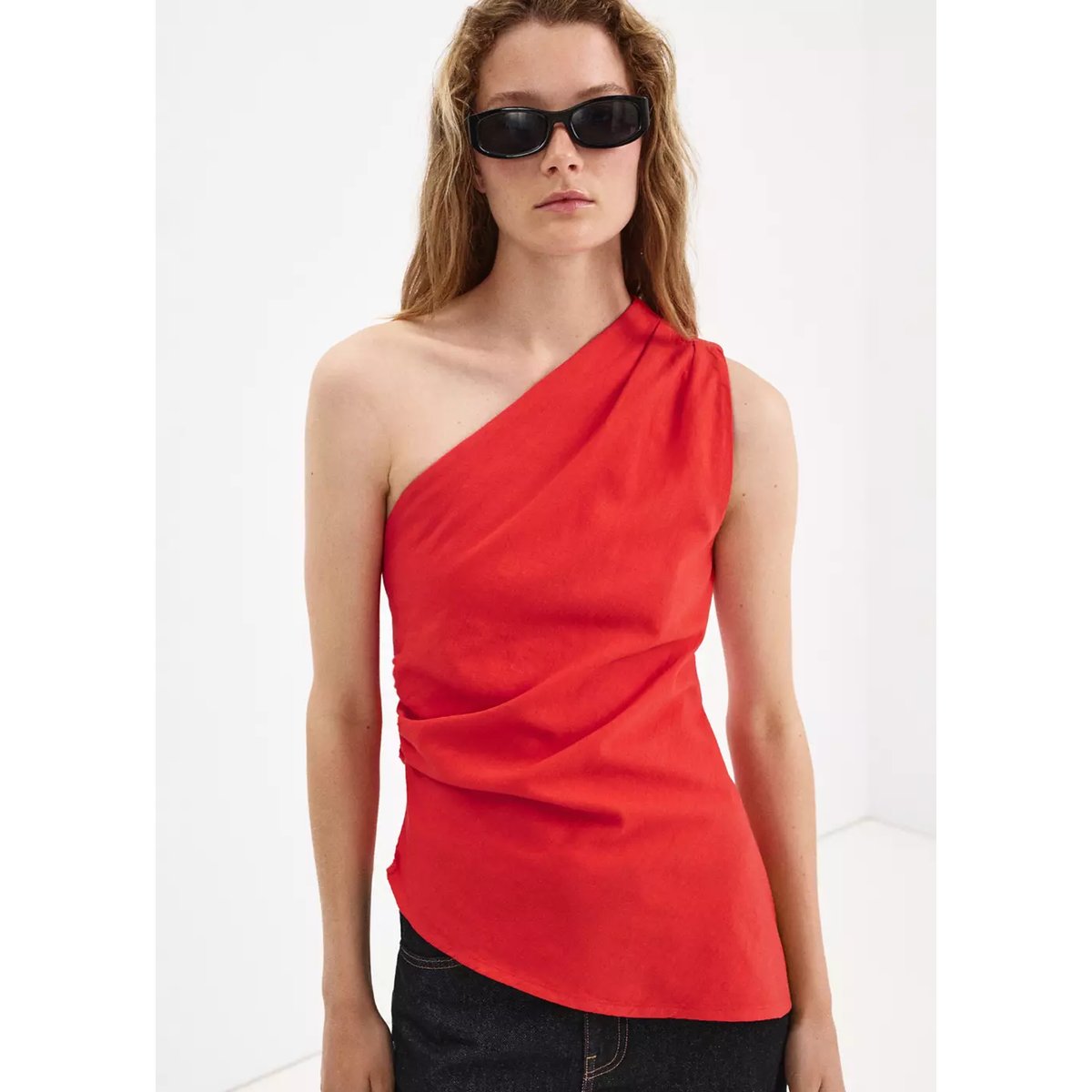 Top asymétrique détail drapé rouge, MANGO