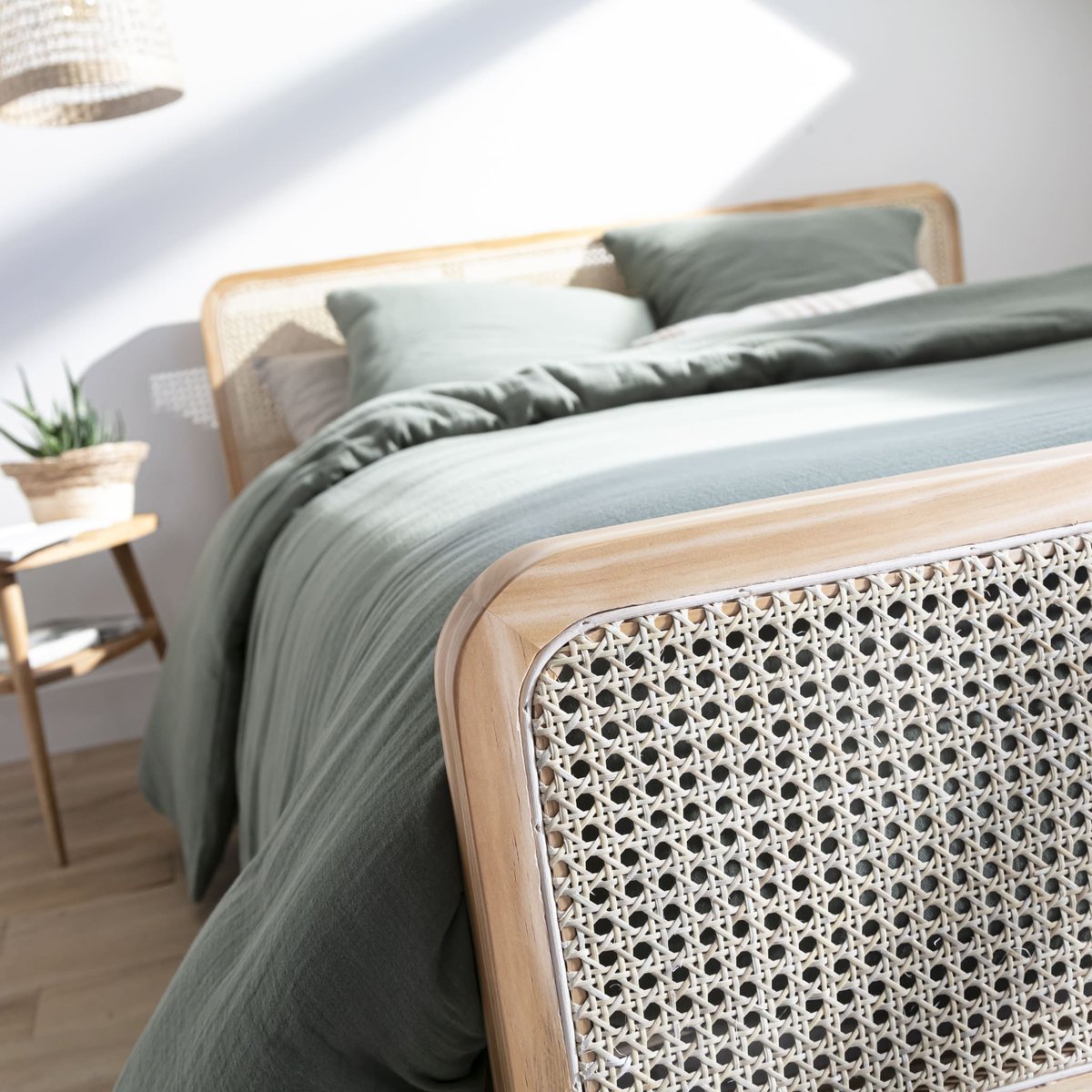 Lit en pin massif avec cannage - ANNA bois naturel, TERRE DE NUIT